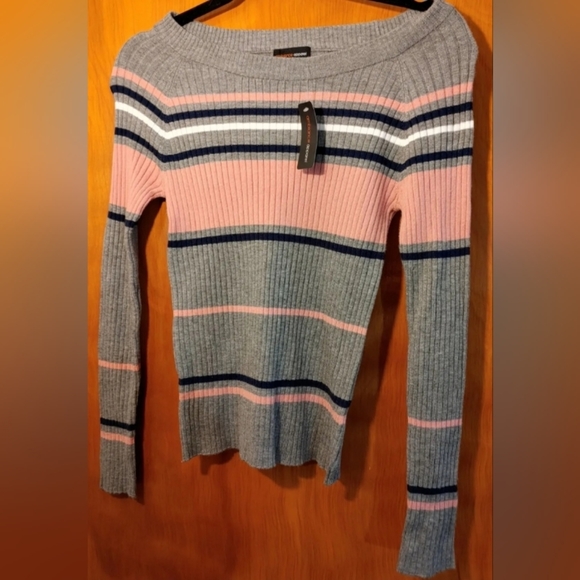 AMBIANCE Apparel. Sweatshirt. Size L - Picture 1 of 4